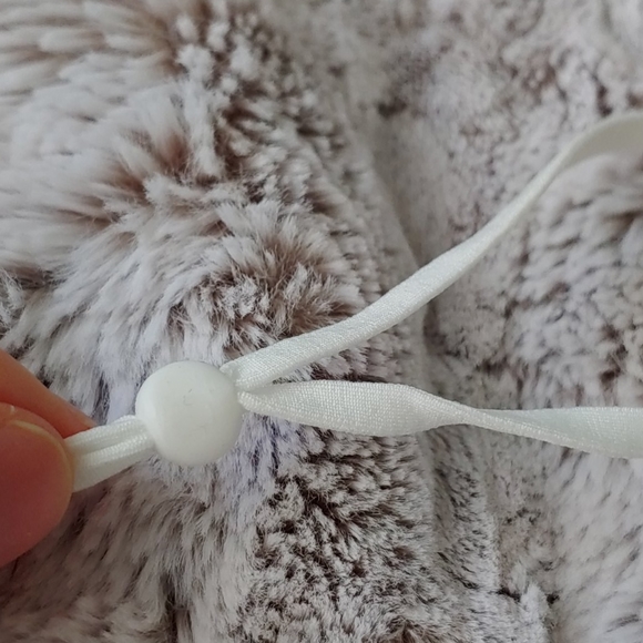 2-pack Besties Queen ruby red sparkle face masks - Picture 6 of 6